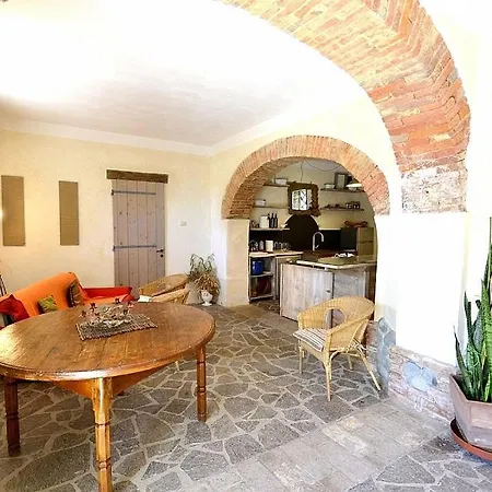 Sleeps 6 Pool Wifi Apartment